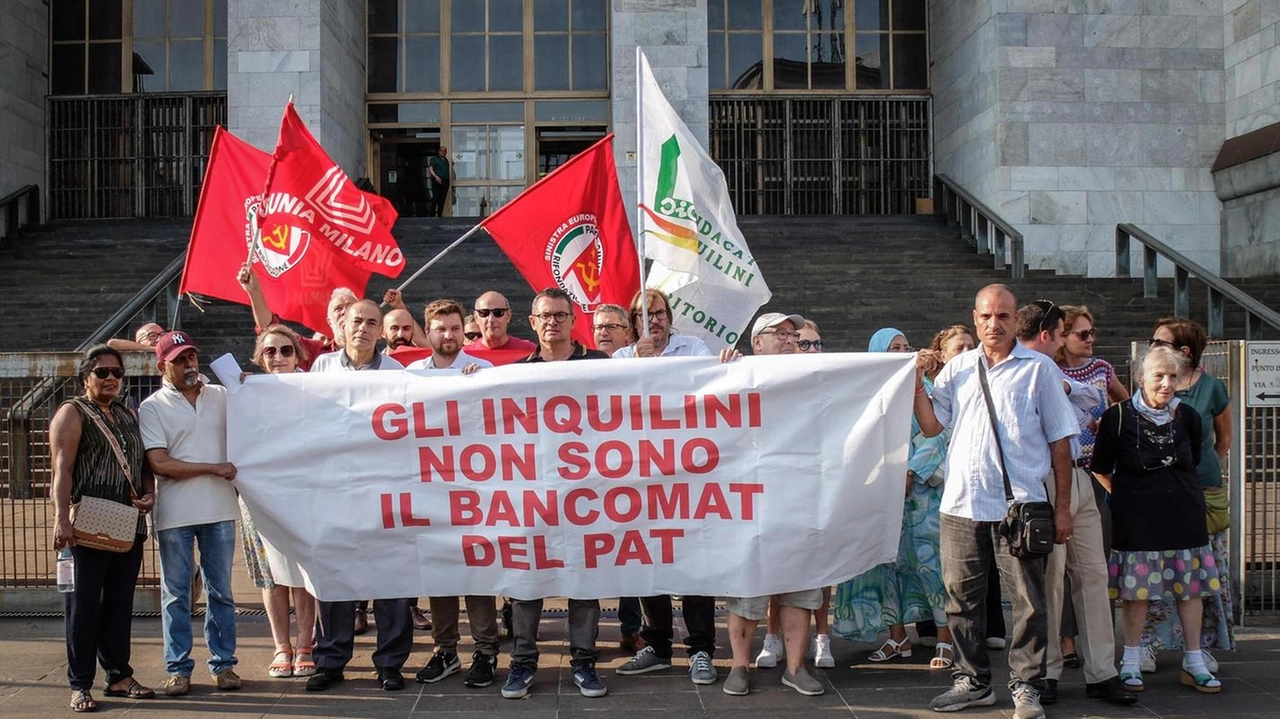 La protesta davanti al Tribunale degli inquilini del Pio Albergo Trivulzio