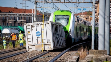 Milano, treno passeggeri si schianta contro un container finito sui binari dopo l’urto tra due convogli merce: 6 feriti