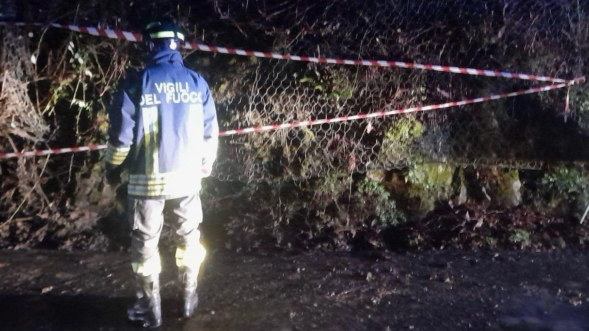 Da quasi tre settimane è interrotta la strada provinciale che sale in paese, a causa della frana che si...