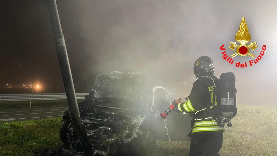 Vettura contro un palo. L’impatto, poi il fuoco: ragazzi feriti ma salvi