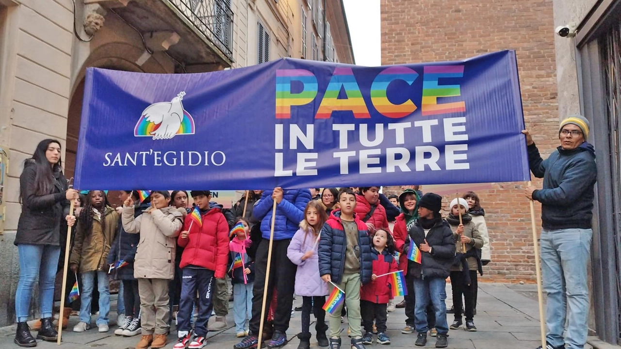 Anche il sindaco Michele Lissia e l’assessore alle Politiche sociali Francesco Brendolise hanno partecipato ieri alla marcia per la pace...