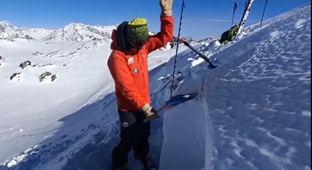 Rischio valanghe: in montagna solo con ramponi, attrezzatura alpinistica e artva