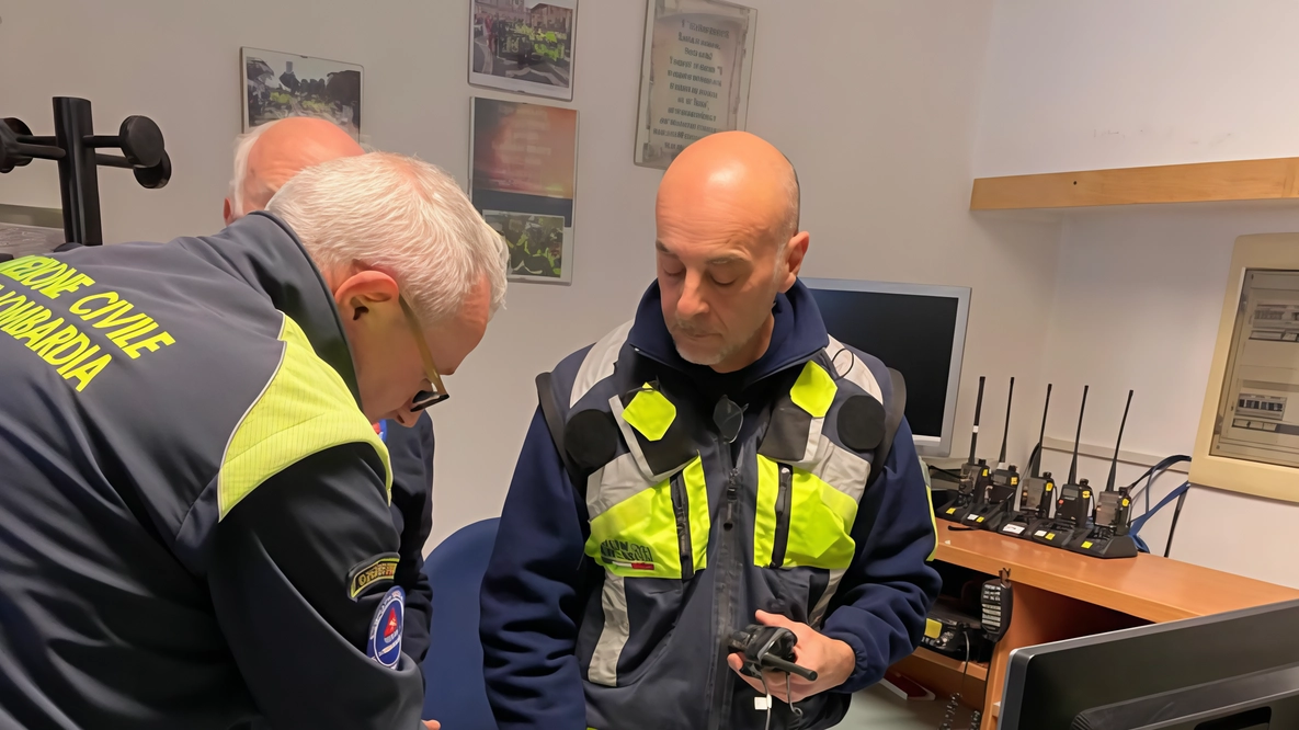 Esercitazione "Acqua alta" a Vigevano: Protezione civile e volontari simulano l'esondazione di un canale e l'allagamento delle cantine. Preparazione costante per affrontare emergenze reali.