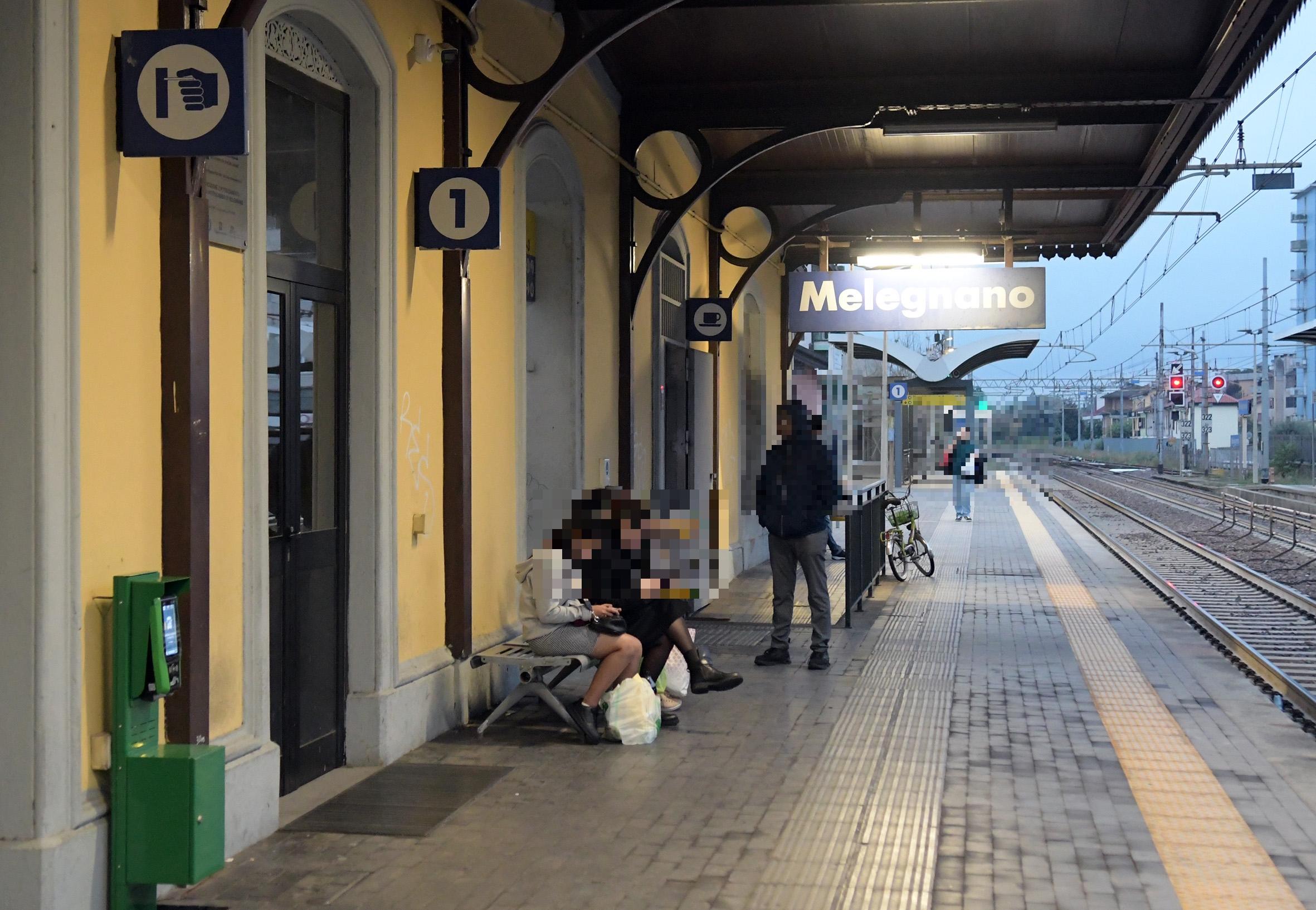 Tra stazioni e cascine il viavai di pusher e clienti: i crocevia dello spaccio nel Milanese