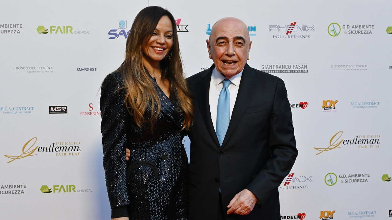 Adriano Galliani, 80 anni, insieme alla fidanzata Helga Costa, 57, il 16 maggio 2024, in occasione della consegna del Premio Gentleman. I due si sposeranno a Monza