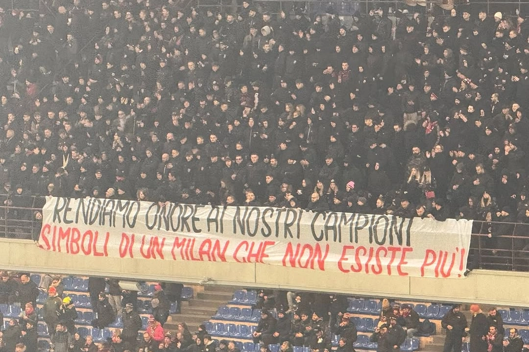 Lo striscione esposto all'interno dello stadio