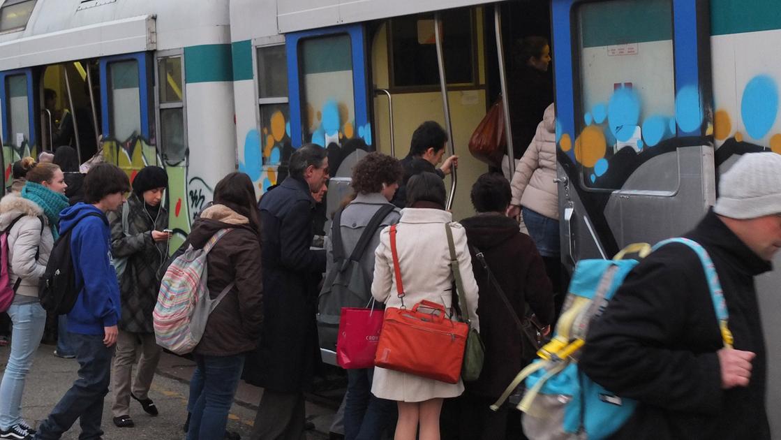 Lissone, 30 treni soppressi in due mesi e vagoni stracolmi: “Tra i pendolari la situazione è esplosiva”