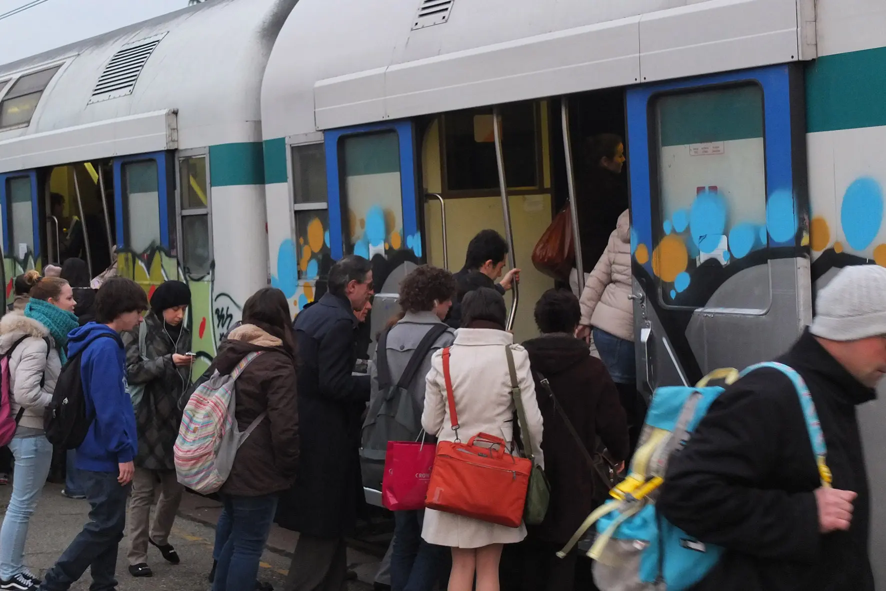 Lissone, 30 treni soppressi in due mesi e vagoni stracolmi: “Tra i pendolari la situazione è esplosiva”