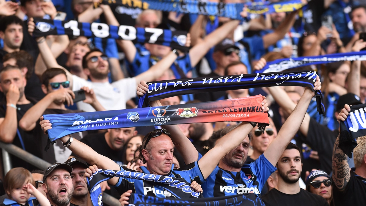 Tifosi dell'Atalanta che sostengono la squadra mostrando le loro sciarpe