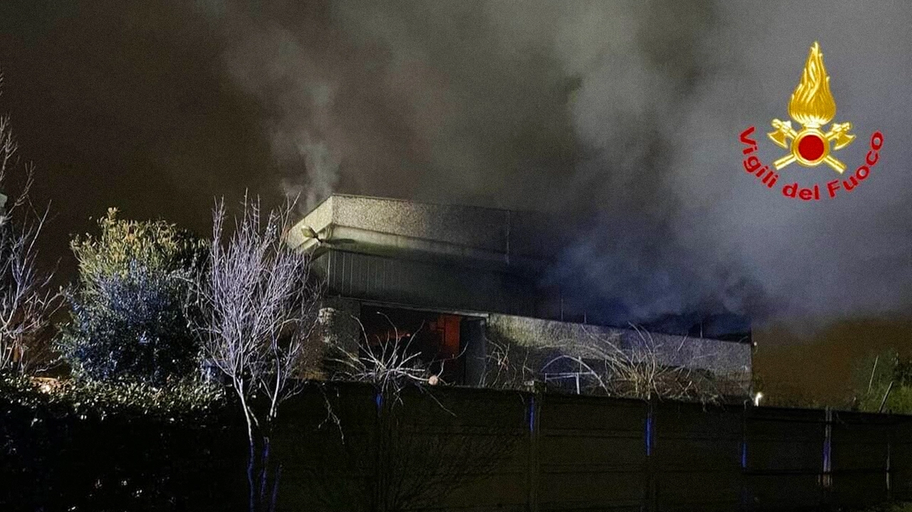 L'incendio di due giorni fa in via Gran Sasso a Caronno Pertusella