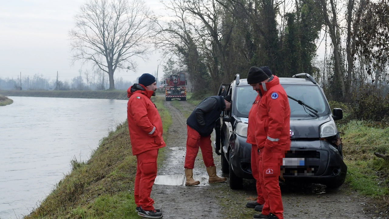 Auto finisce nel canale Muzza: la serata romantica finisce con l'auto a mollo