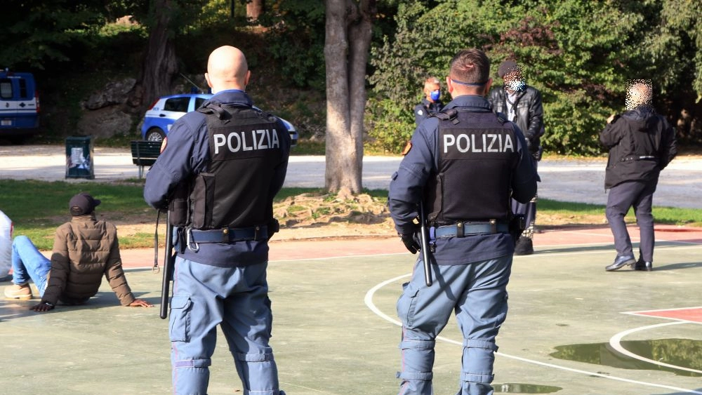 Agenti di polizia all'interno del Parco Sempione di Milano dove si è consumato l'episodio di violenza sessuale