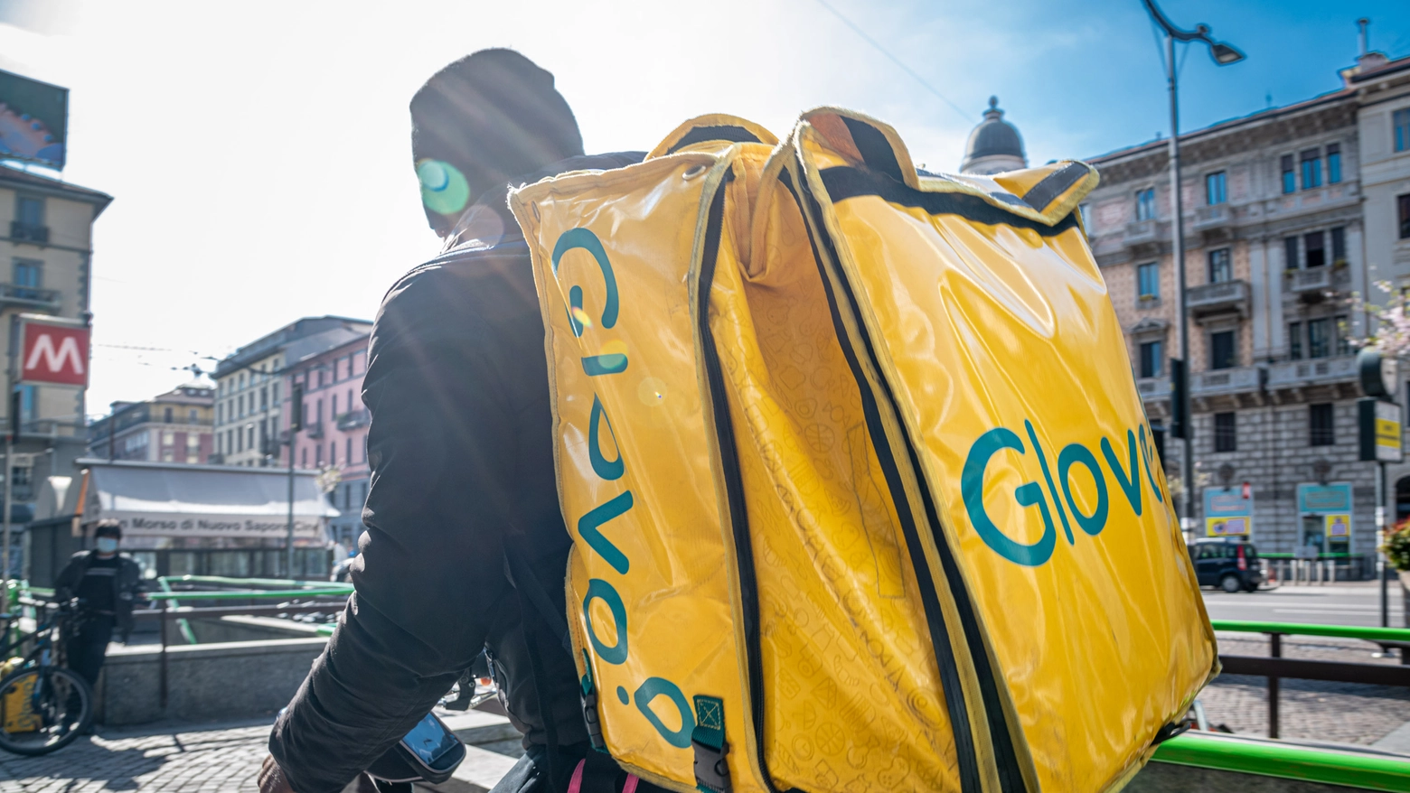 Milano, il Garante delle comunicazioni contro Foodinho che controlla i ciclofattorini con lo zaino giallo, considerandoli lavoratori autonomi