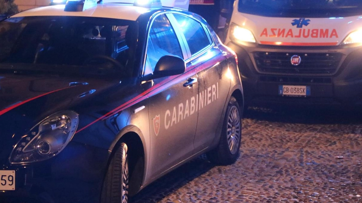 Carabinieri e ambulanza in azione (Foto archivio)