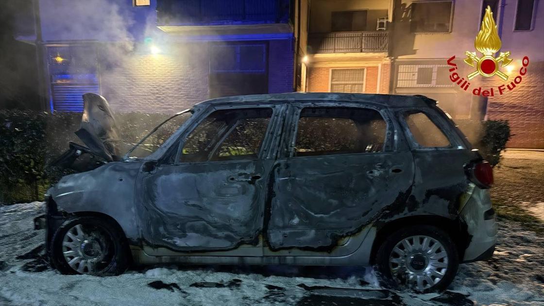 Giallo nell’oscurità in via Po. Auto avvolta dalle fiamme: "Qualcuno me l’ha spostata"