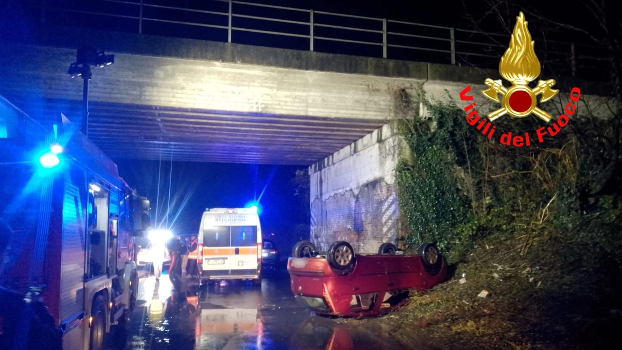 L'auto prima si è schiantata contro il sottopasso poi si è ribaltata