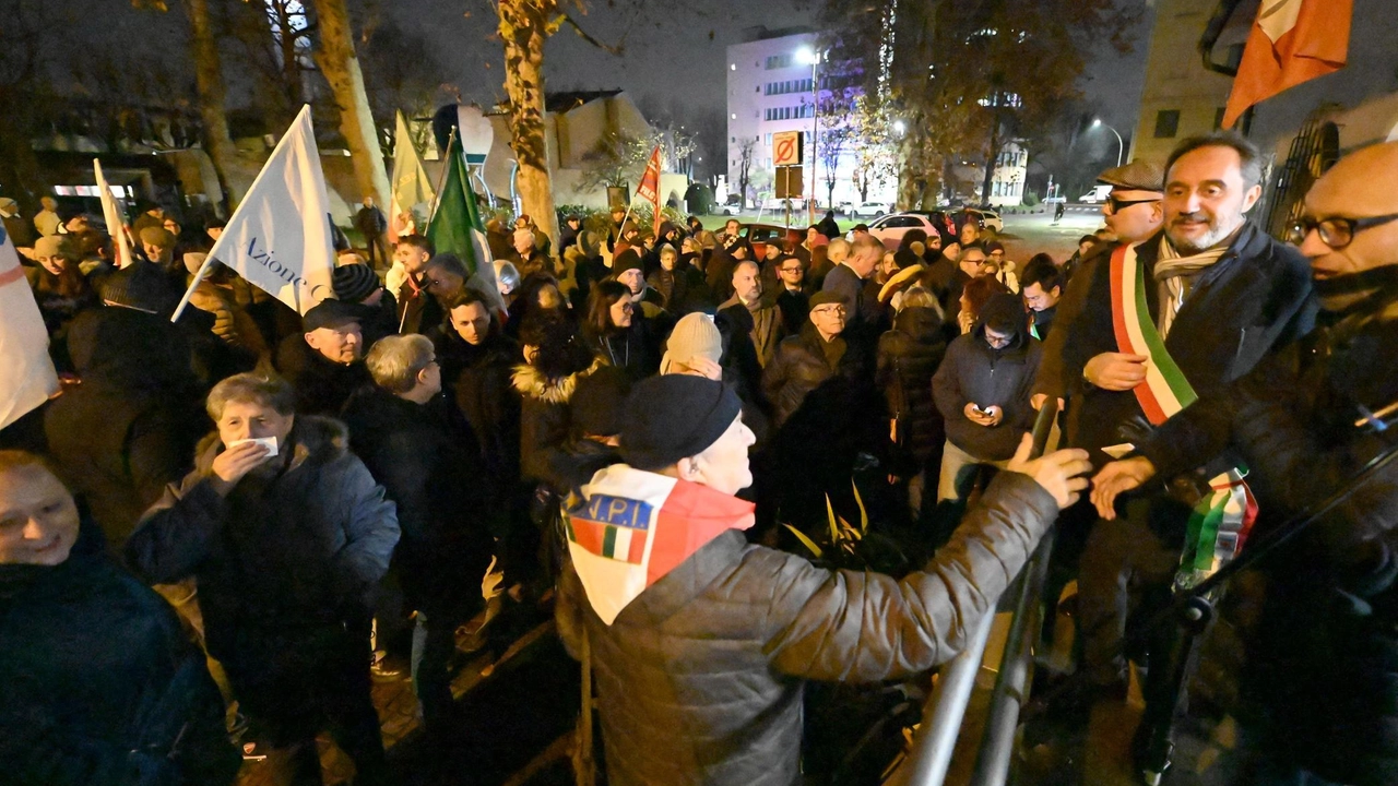 Oltre 200 persone al presidio organizzato ieri sera dalla Rete Solidale Antimafia del Sud Ovest Milano, composta dall’associazione "Una...