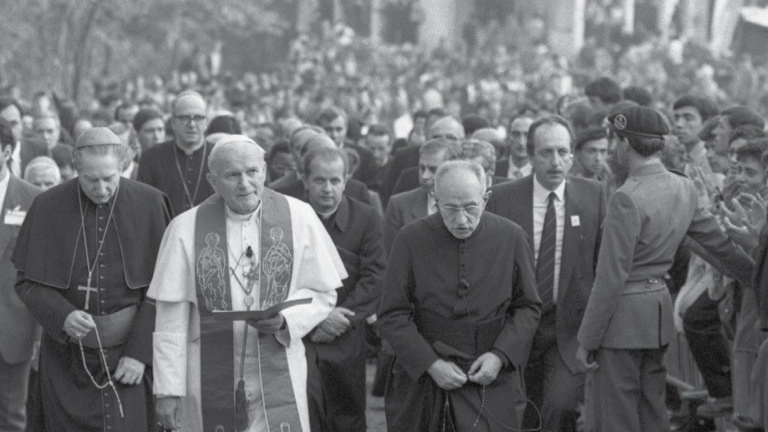 Il Papa assieme all'arcivescovo di Milano Carlo Maria Martini (a sinistra). Giovanni Paolo II era già stato a Milano nel 1983