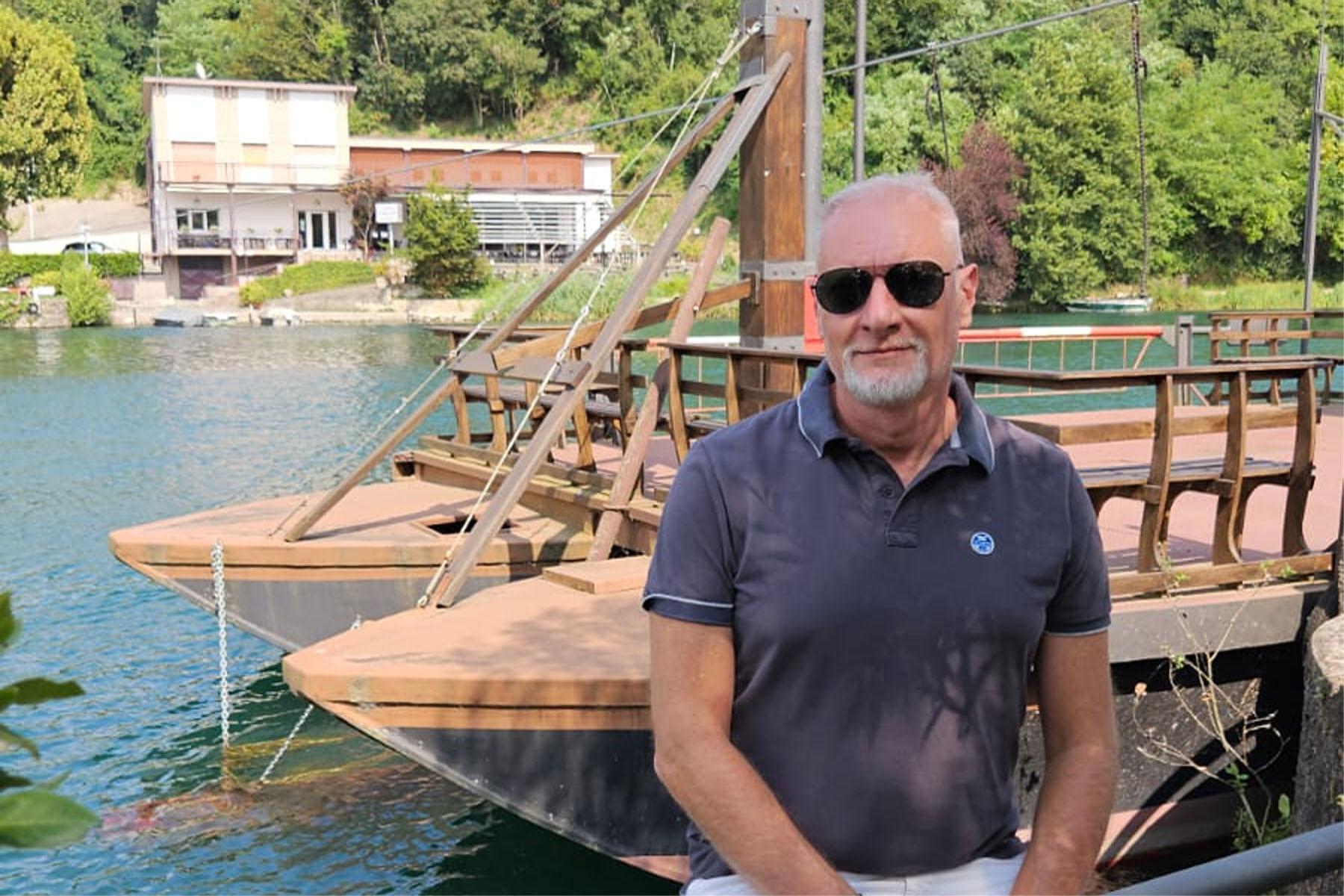 Fabio Vergani, il sindaco barcaiolo che traghetta la nave di Leonardo da Vinci: “Sono il Caronte dell’Adda”