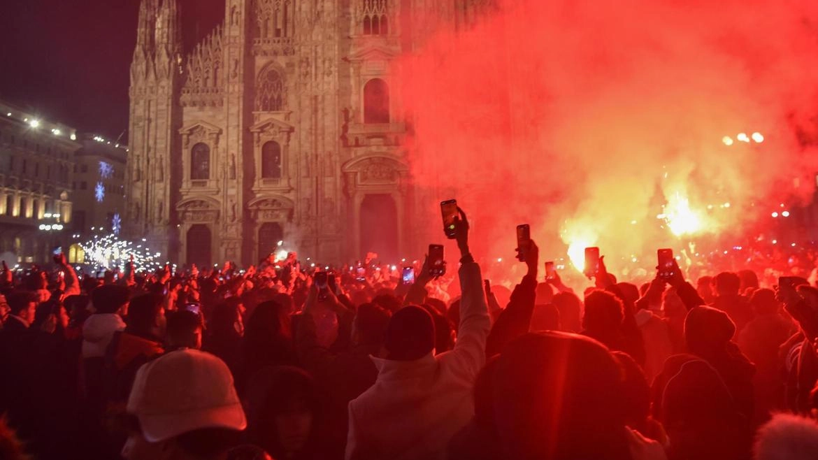 La folla in piazza Duomo a Milano la notte di San Silvestro