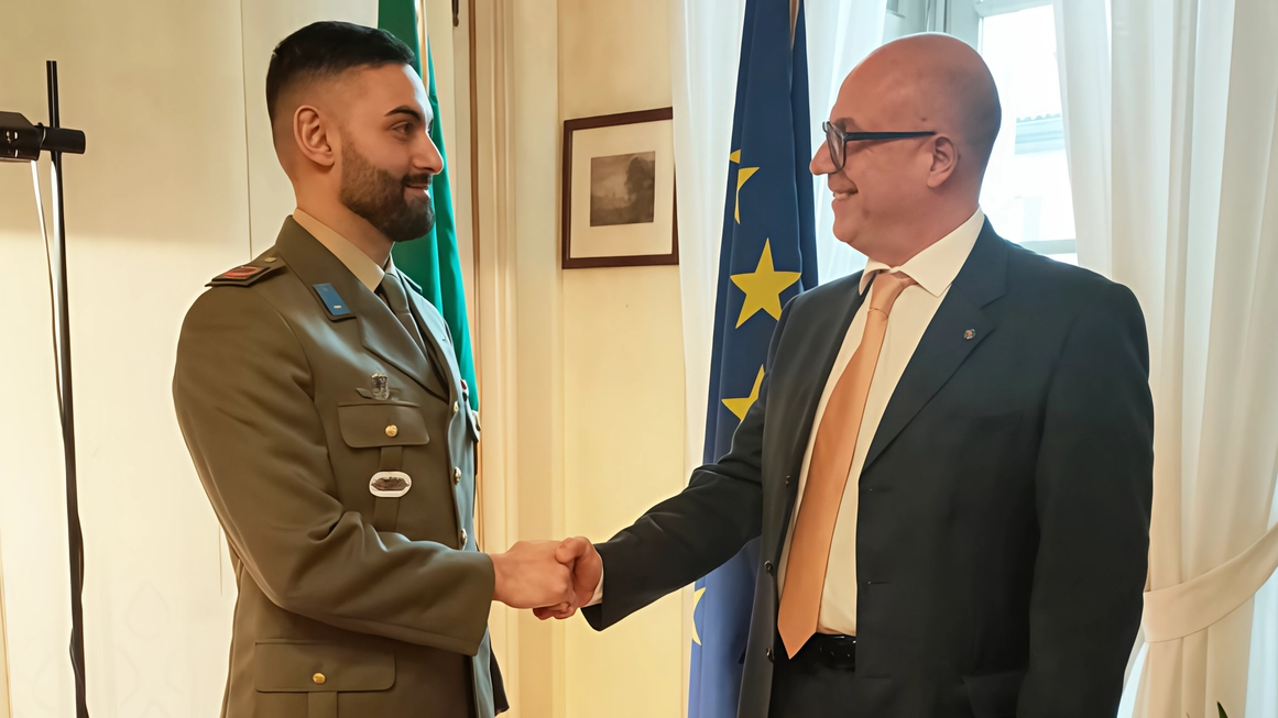 Ieri mattina il prefetto di Bergamo Luca Rotondi ha incontrato il graduato scelto del Terzo Reggimento di Sostegno Aviazione dell’Esercito...