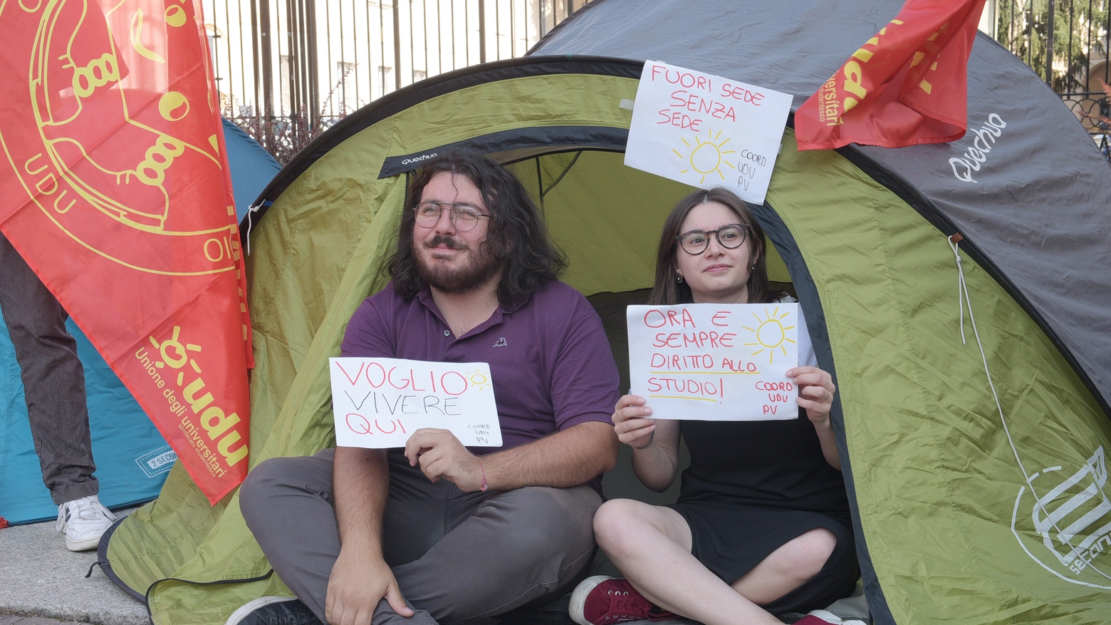 Gli studenti in tenda da campeggio in piazza Leonardo Da Vinci a Pavia per protestare contro il caro affitti