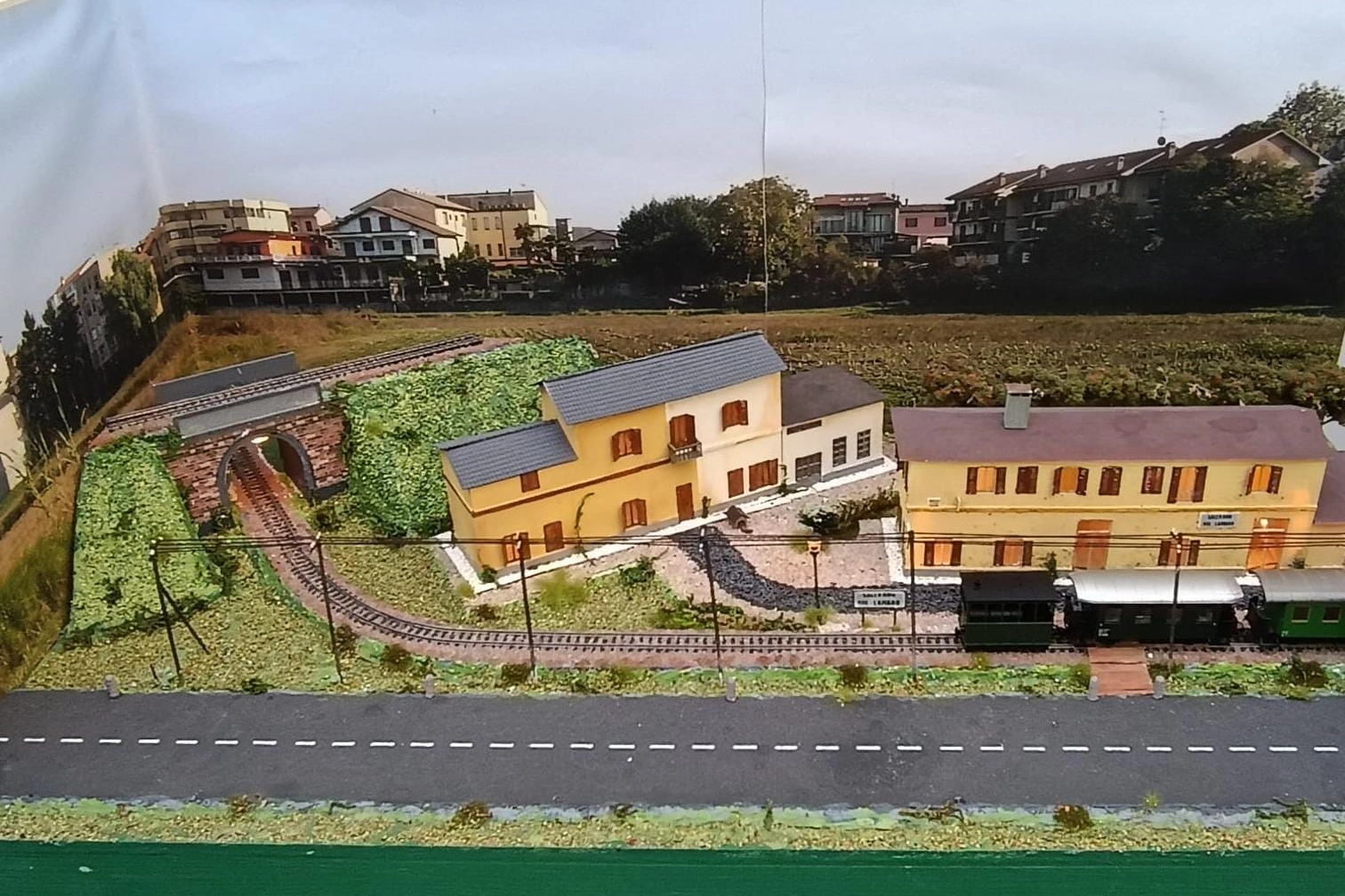 Il diorama che ricostruisce la stazione di Salerano sul Lambro, sulla via per Melegnano