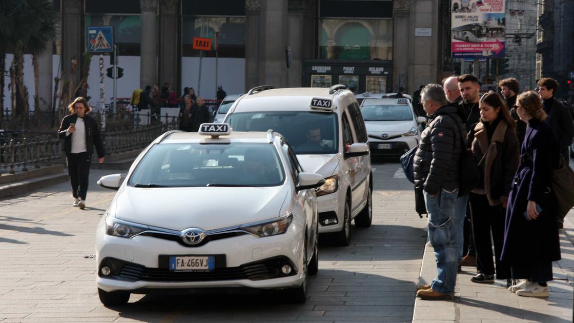 Milano ha un problema coi taxi, l’esperto: “Servono migliaia di driver. 450 licenze non bastano”