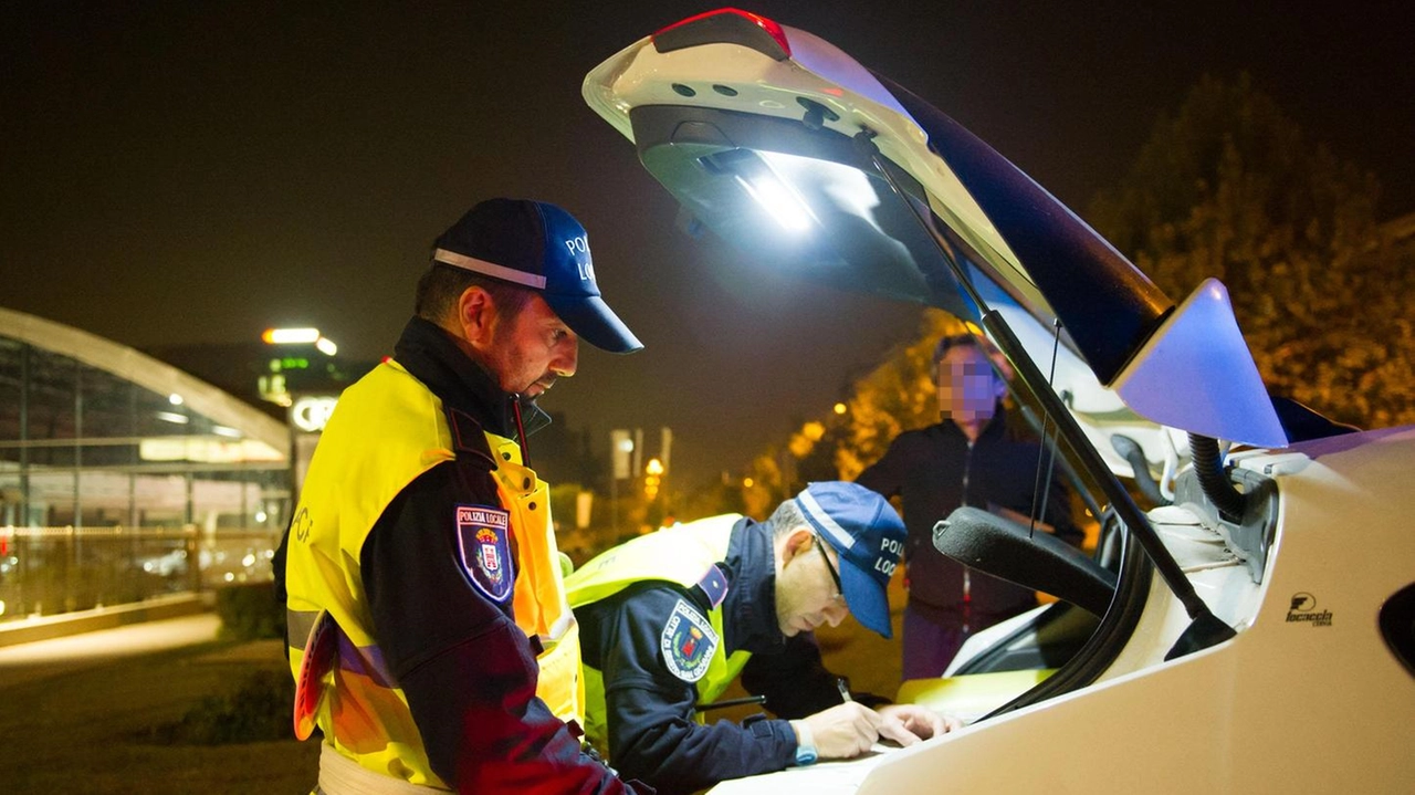 La polizia locale di Bollate ha sospeso la patente a due neopatentati per guida in stato di ebbrezza durante controlli serali. Altri sanzionati per varie infrazioni. Proseguono i controlli preventivi anche in orari notturni.