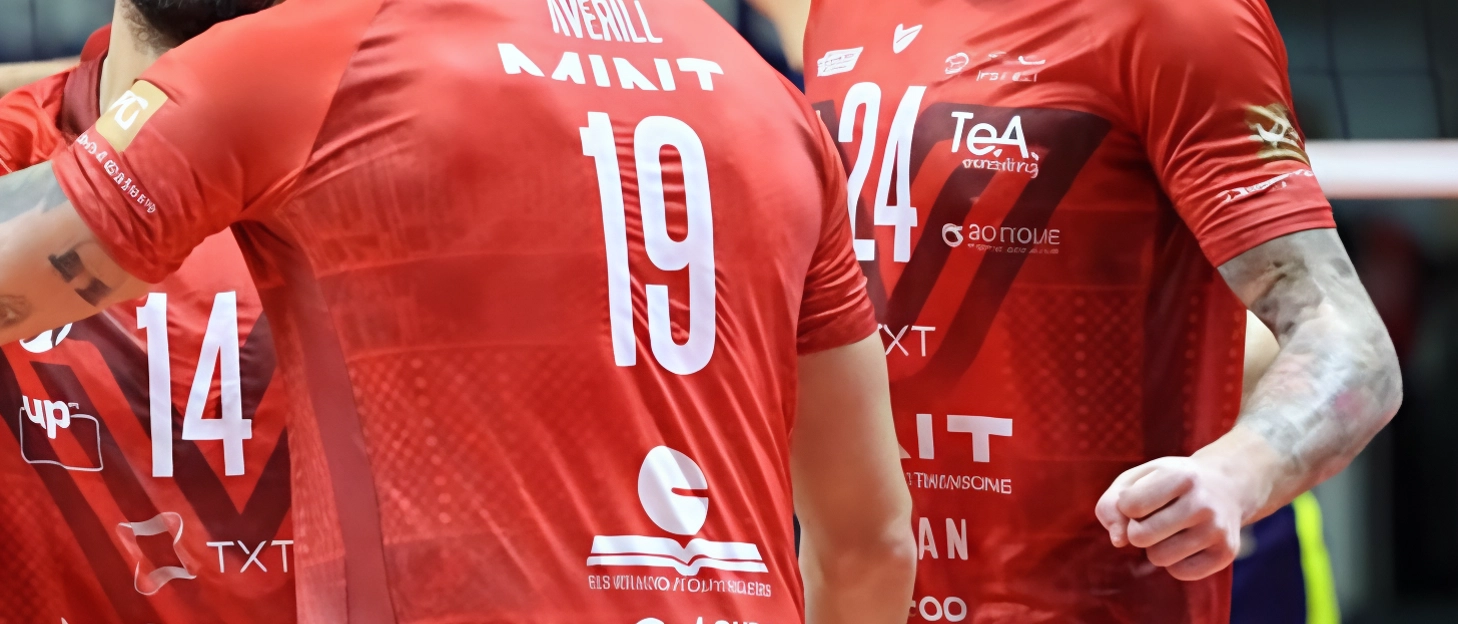 La Mint Vero Volley Monza ottiene la seconda vittoria consecutiva in Champions League, superando il Fenerbahce 3-0 a Istanbul. Zaytsev e Lawani guidano la squadra verso un importante successo, consolidando le speranze di qualificazione.