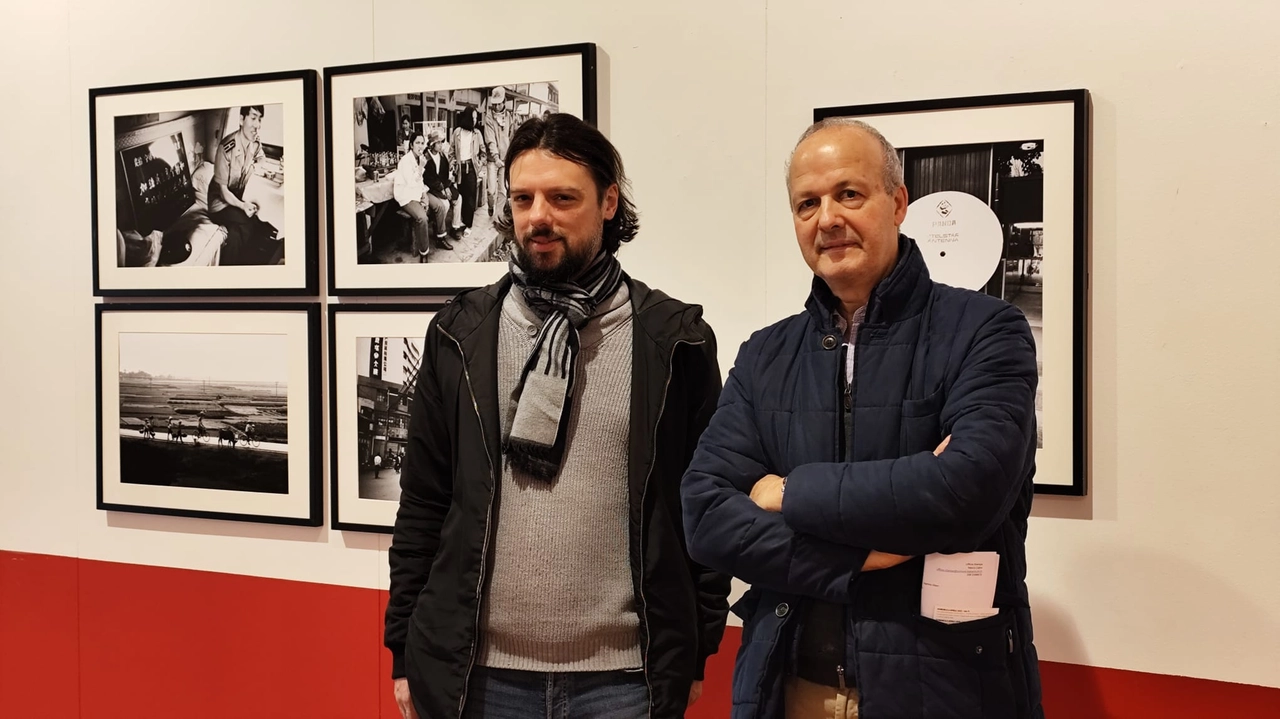 L’assessore Bragato con Claudio Argentiero che ha curato la tappa a Legnano del Festival Fotografico Europeo