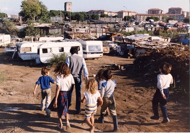 Milano, la vita d’inferno dei 5 bimbi liberati dal campo nomadi: denutriti e costretti all’elemosina