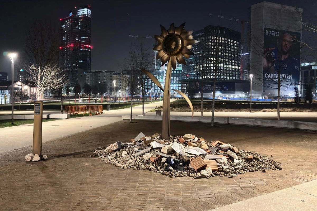 Il girasole in metallo inaugurato alla Biblioteca degli alberi