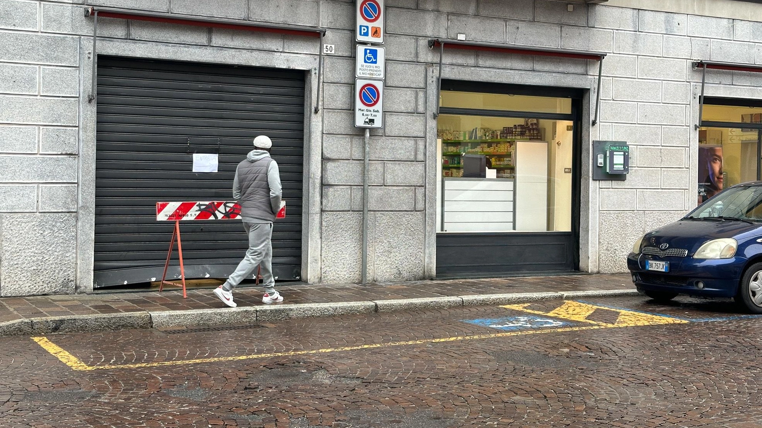 Tentata razzia in farmacia a Casalpusterlengo: intrusi non portano via nulla, solo danni. Titolare denuncia ai carabinieri, indagini in corso.