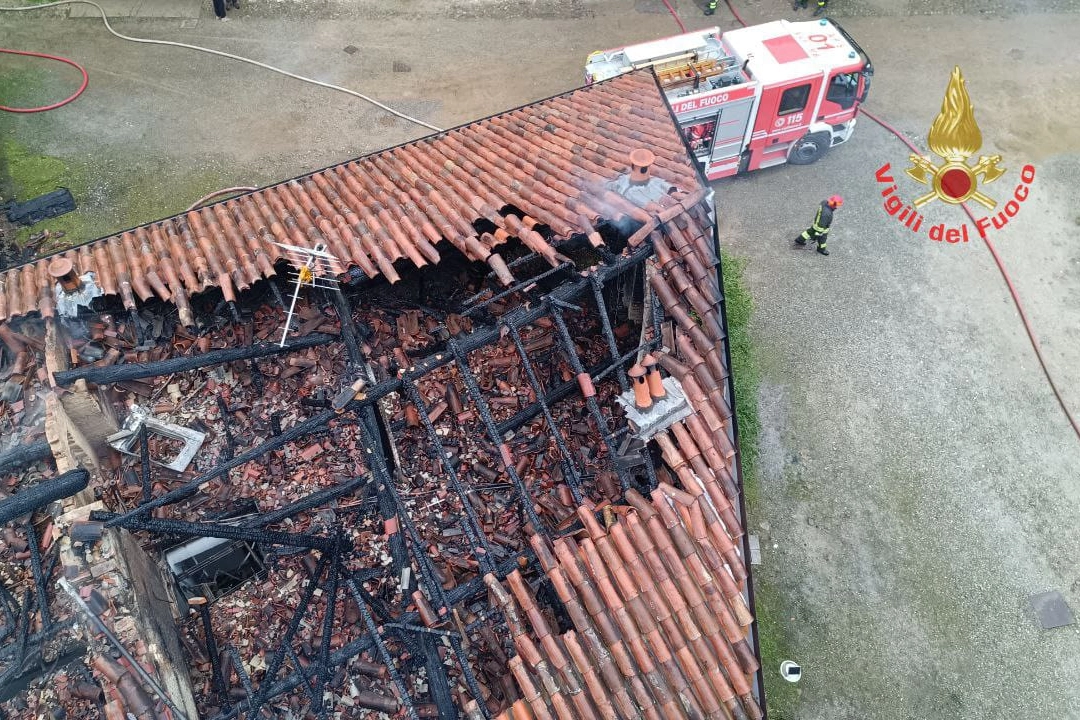 Una visione aerea del tetto distrutto dalle fiamme