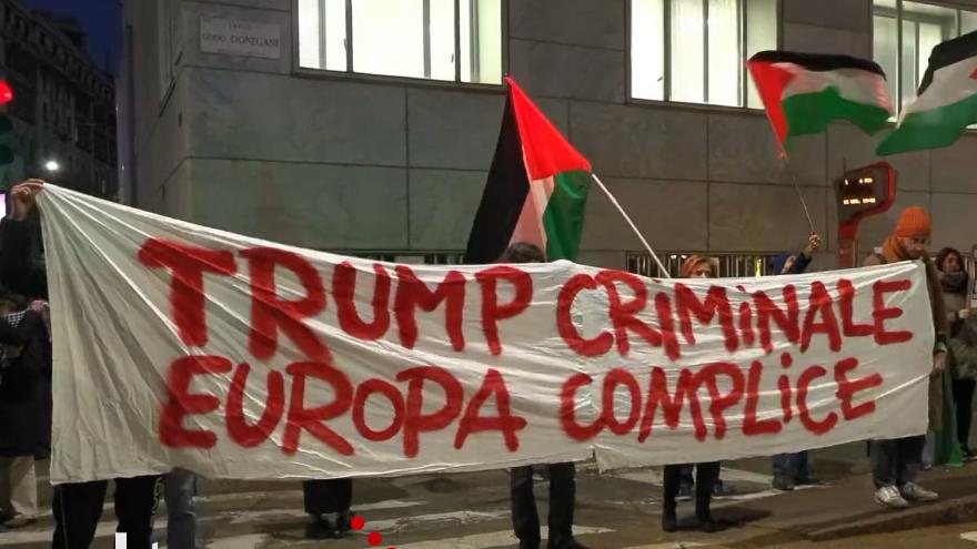 A Milano sfila il corteo pro Palestina contro il raid di Israele a Gaza. Tensione davanti al consolato Usa