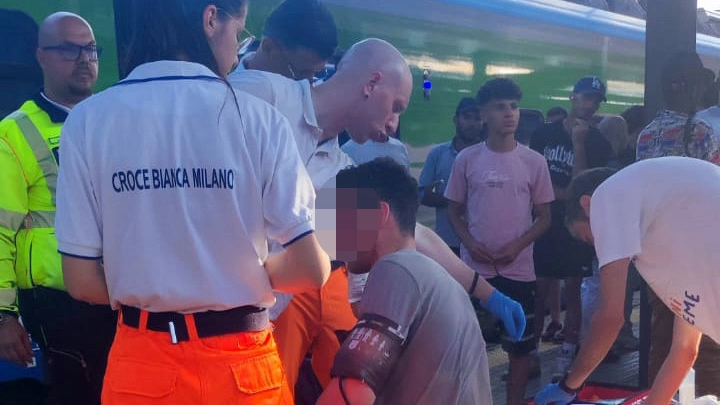 Il giovane ferito viene soccorso sulla banchina della stazione di Pioltello