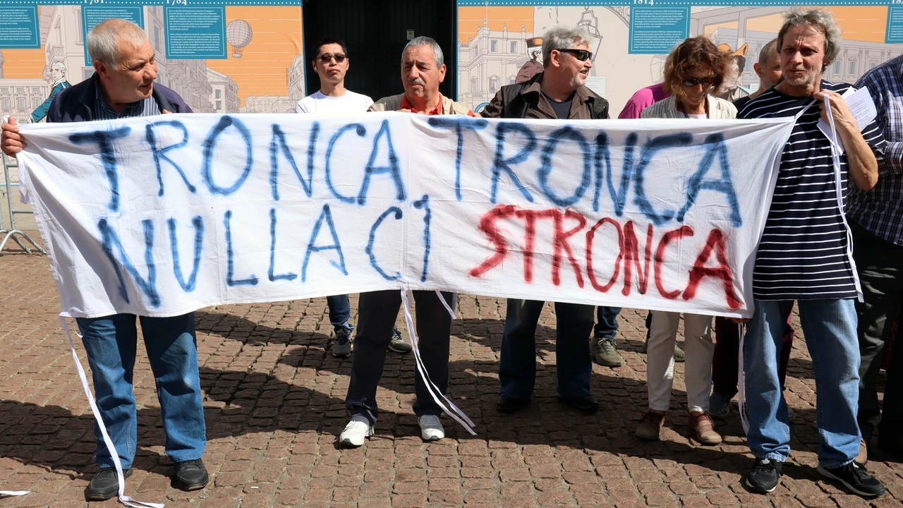 Uno striscione degli inquilini del Pat durante una protesta in piazza Scala contro la costituzione del fondo