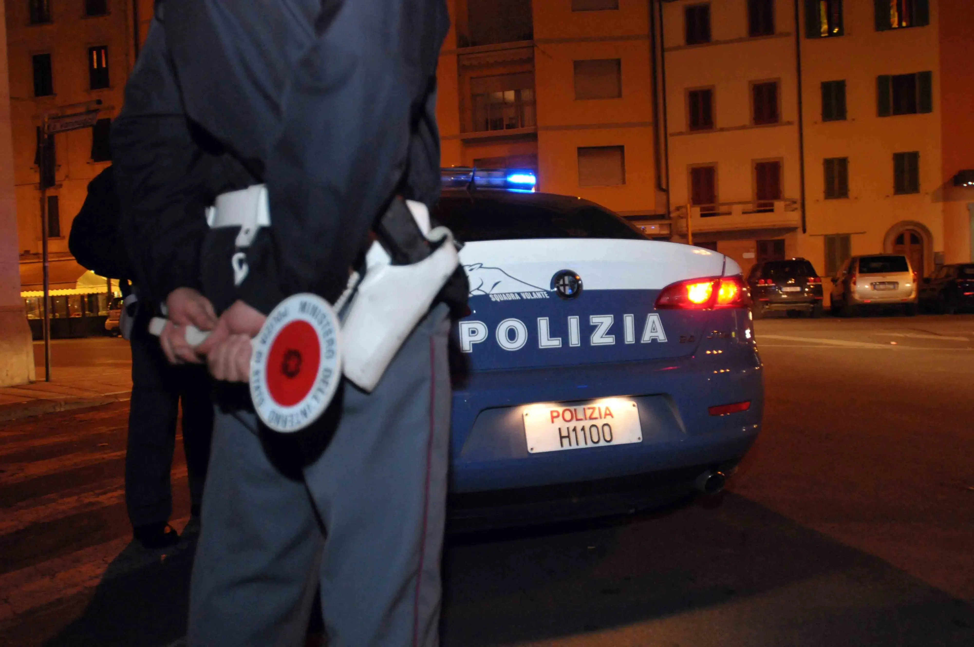 Non si ferma all’alt e investe un poliziotto: spacciatore arrestato alle Bustecche