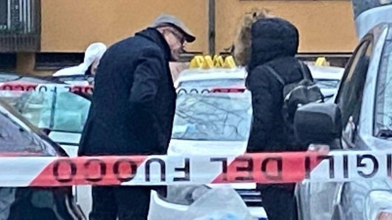 I rilievi degli inquirenti vicino alla vettura in cui è stato trovato il cadavere di Roberto Bolzoni