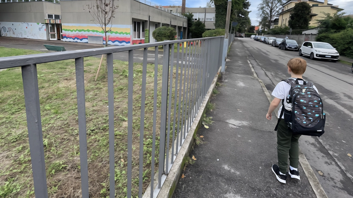 Amara sorpresa alla riapertura del nido di San Rocco in via Sauro, rotto anche il cancello. A inizio anno teppisti in azione alle elementari Zara e alla media Pertini nello stesso quartiere.