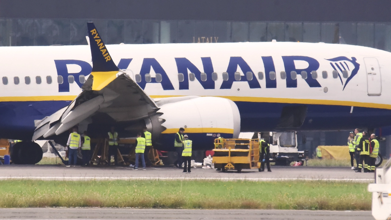 L'aereo fermo in pista a Orio al Serio dopo la rottura degli pneumatici