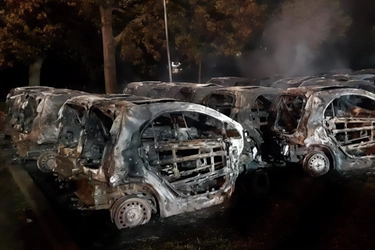 Smart a fuoco, c’è la pista dolosa. Indagine sulle 23 auto di Enjoy in fiamme in un parcheggio di Milanofiori