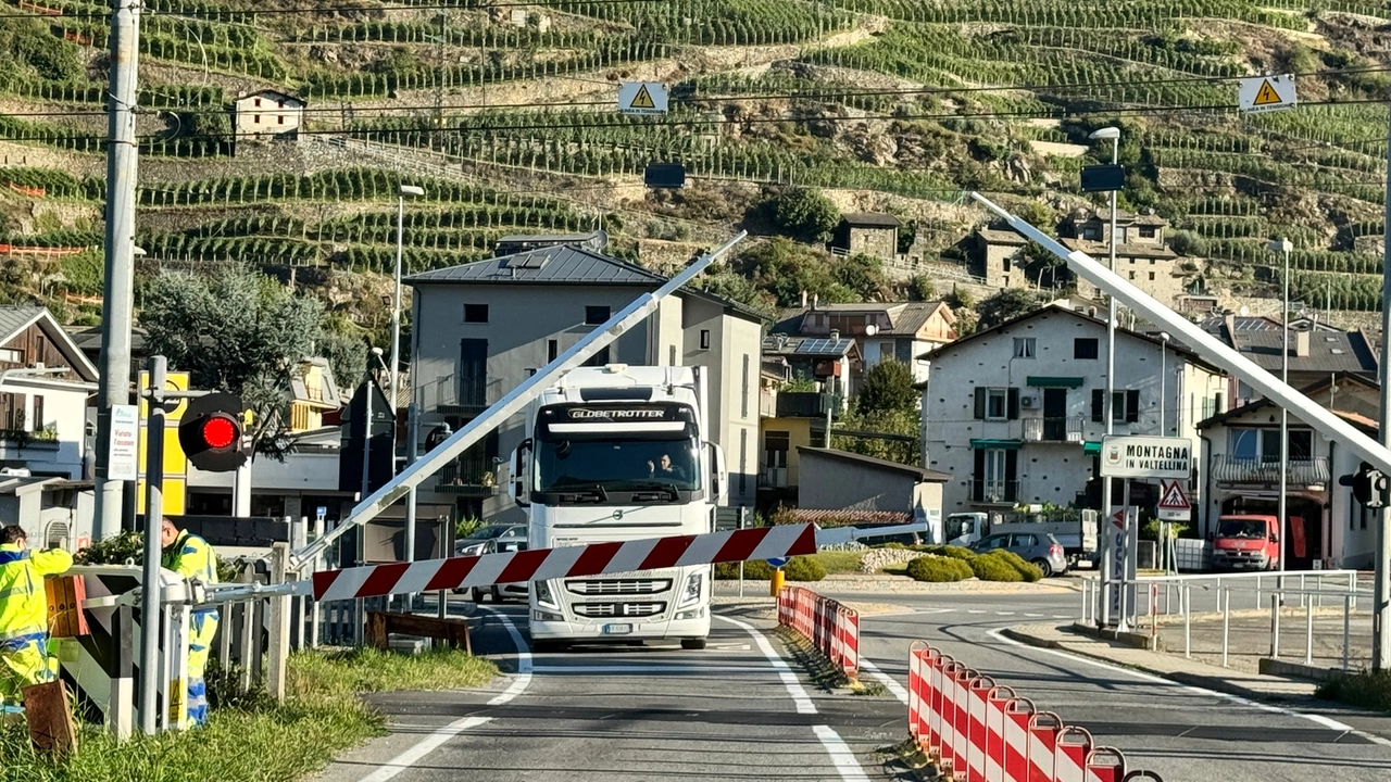 Passaggio a livello ai Troppi bloccato (foto ANSA/ANP)