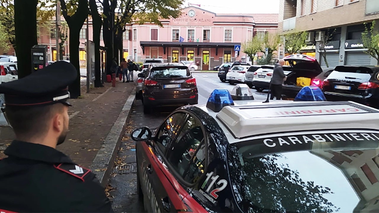 Carabinieri controllano la stazione centrale di Saronno