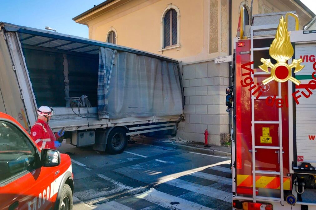 L'abitazione sfondata dal mezzo pesante nel comune di Montano Lucino, in provincia di Como