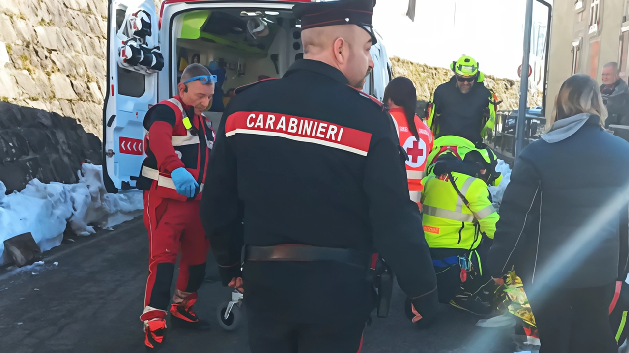 È scivolato sul ghiaccio mentre stava camminando con la sua famiglia in una frazione di Vilminore, in Val di Scalve...