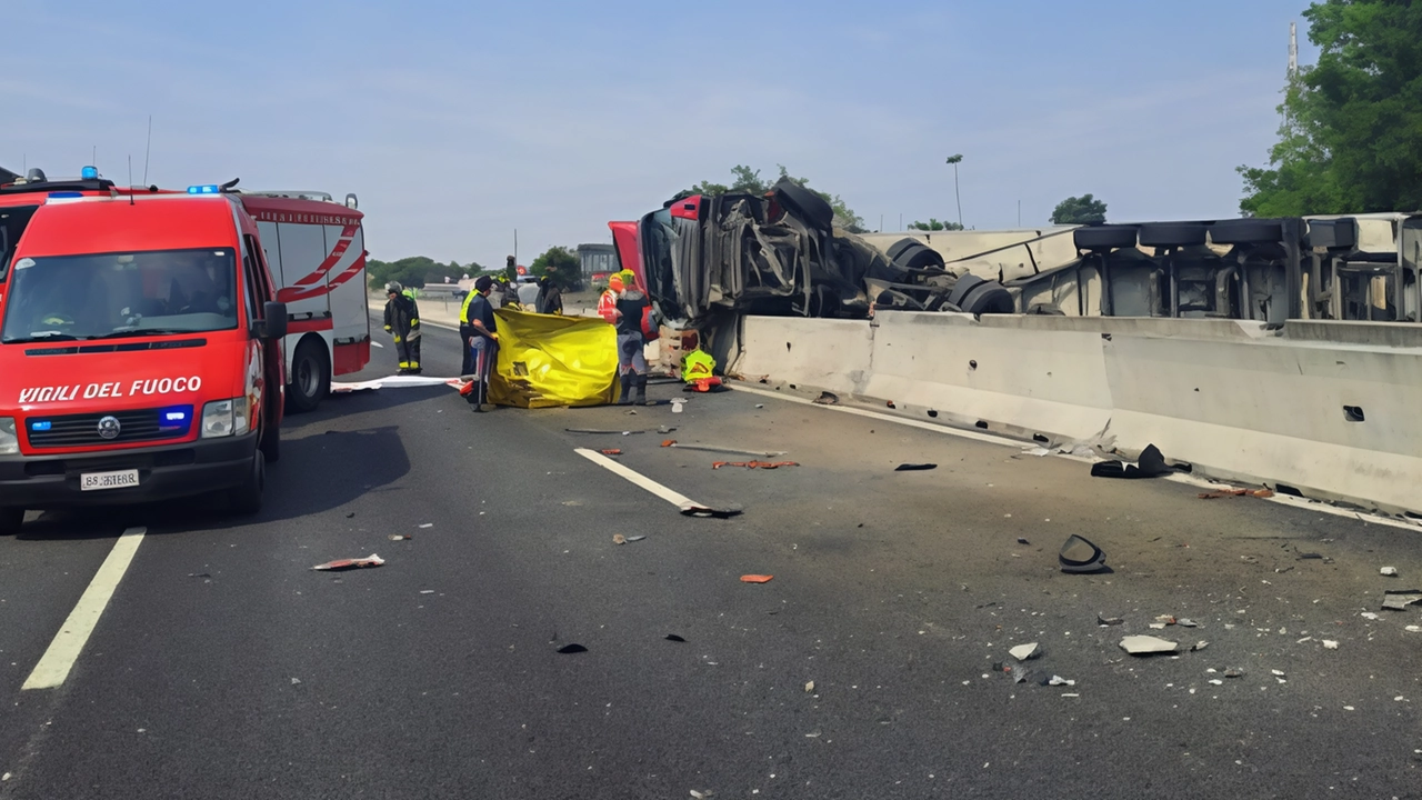 Incidente grave sull'A4 ad Agrate Brianza: camion si ribalta perdendo carico d'acqua. Autista ferito, autostrada chiusa con code. Indagini in corso.