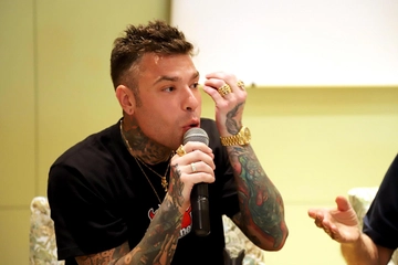 Fedez senza filtri: “Ogni tanto fumo canne. Meglio Vannacci della Schlein. Lucci? Un amico”