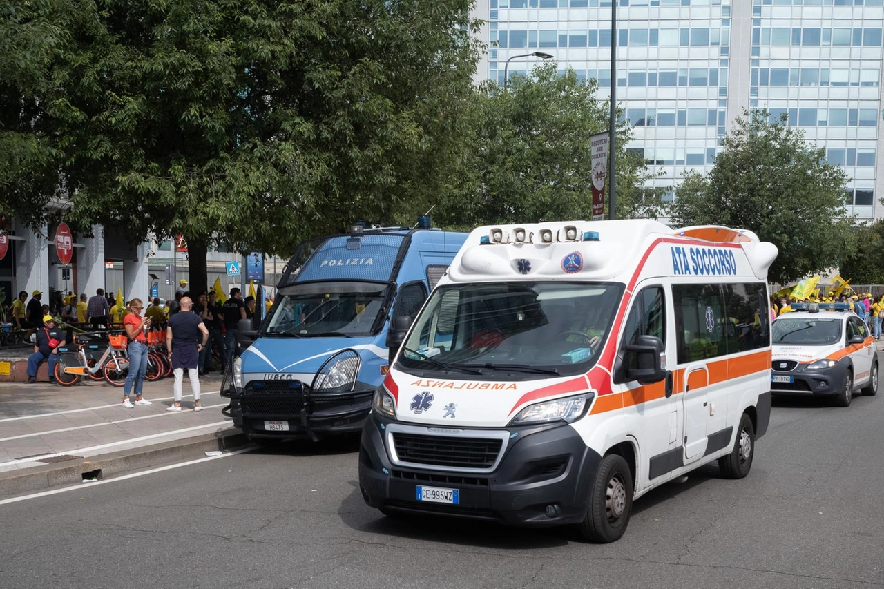 I mezzi della polizia e un'ambulanza davanti alla stazione Centrale di Milano